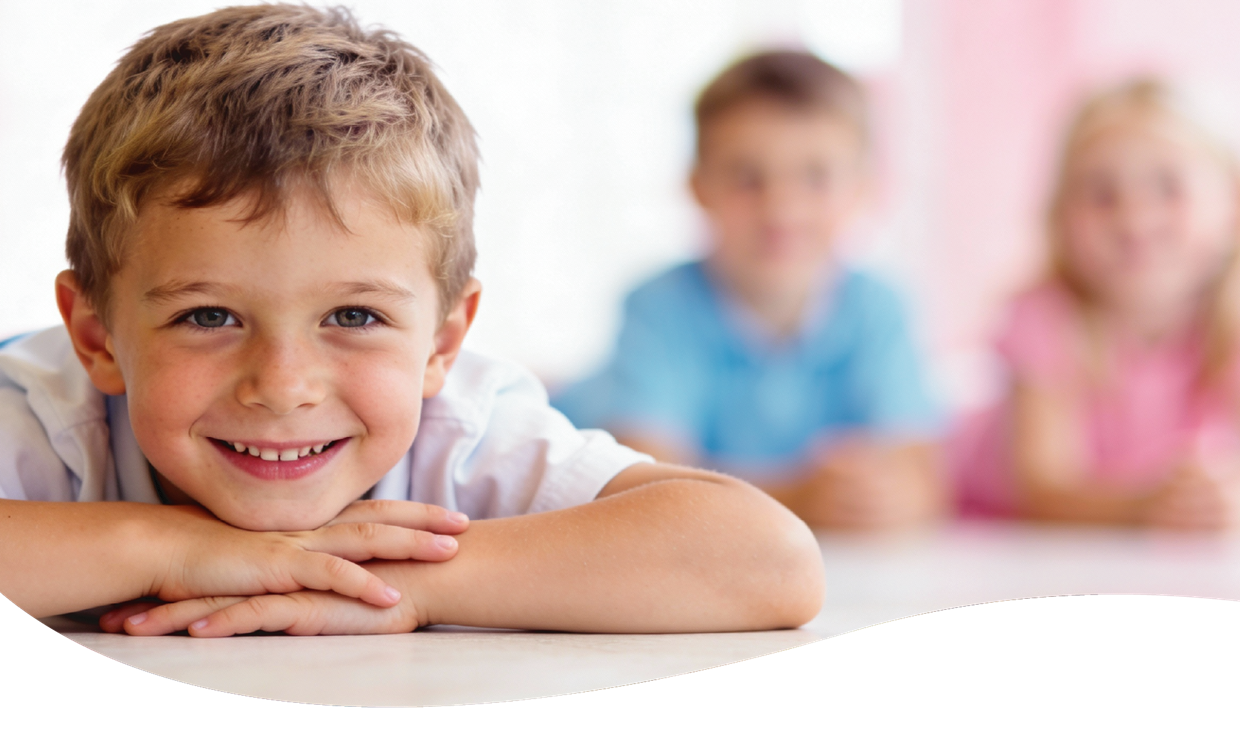 Szczęśliwy uśmiechnięty chłopiec przedszkole Kolorowe Kredki Nałęczów, Lublin, Garbów, Snopków